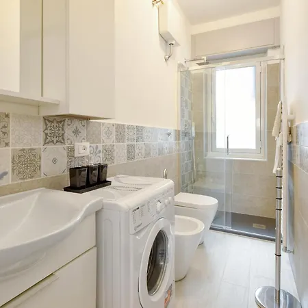 1 Bedroom Beach Front Apartment In Recco Appartement *