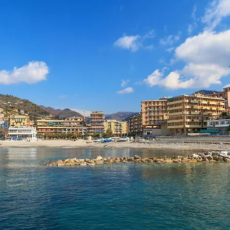 1 Bedroom Beach Front Apartment In Recco Appartement