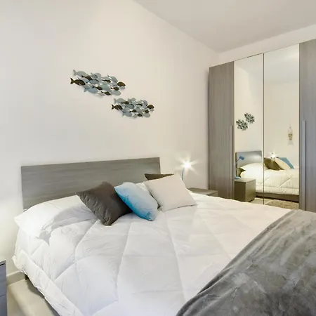 1 Bedroom Beach Front Apartment In Recco شقة *