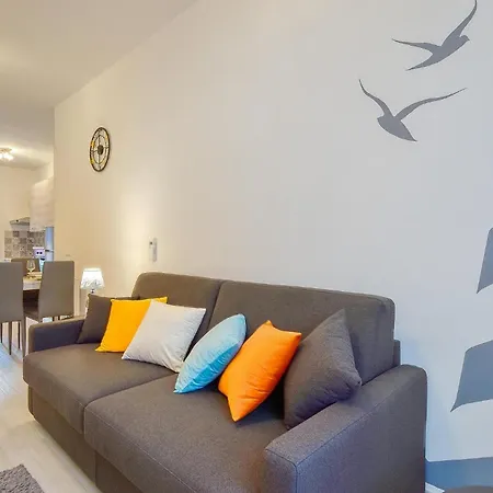 1 Bedroom Beach Front Apartment In Recco شقة